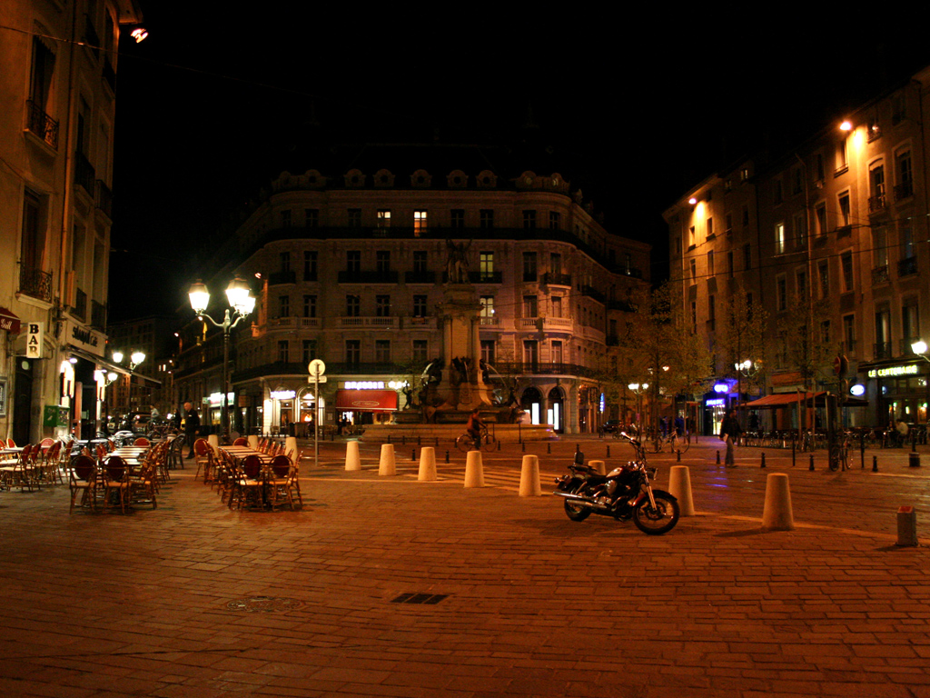 Fonds d'cran Voyages : Europe France > Rhne-Alpes Place notre dame  Grenoble