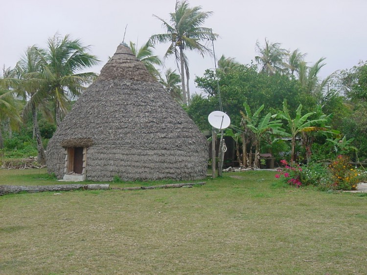 Fonds d'cran Voyages : Ocanie Nouvelle Caldonie Case canaque  Lifou ... avec parabole en prime !