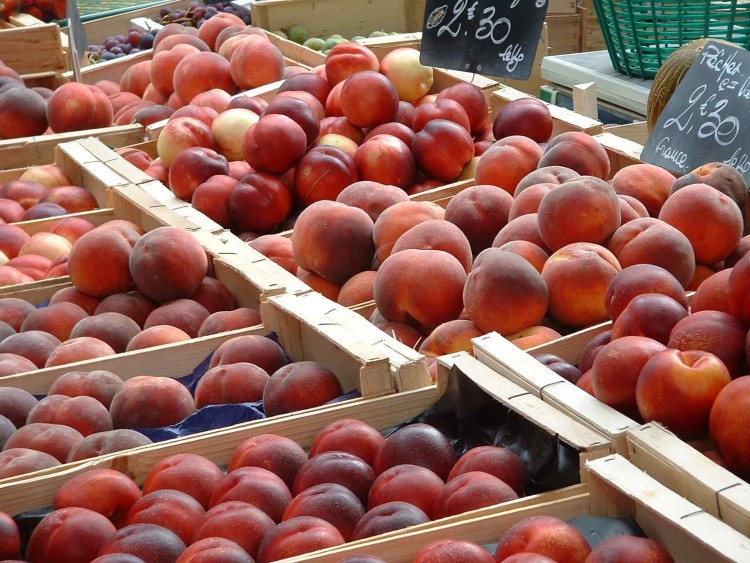 Fonds d'cran Nature Fruits pches sur un march mditerranen (grau du Roi.30)