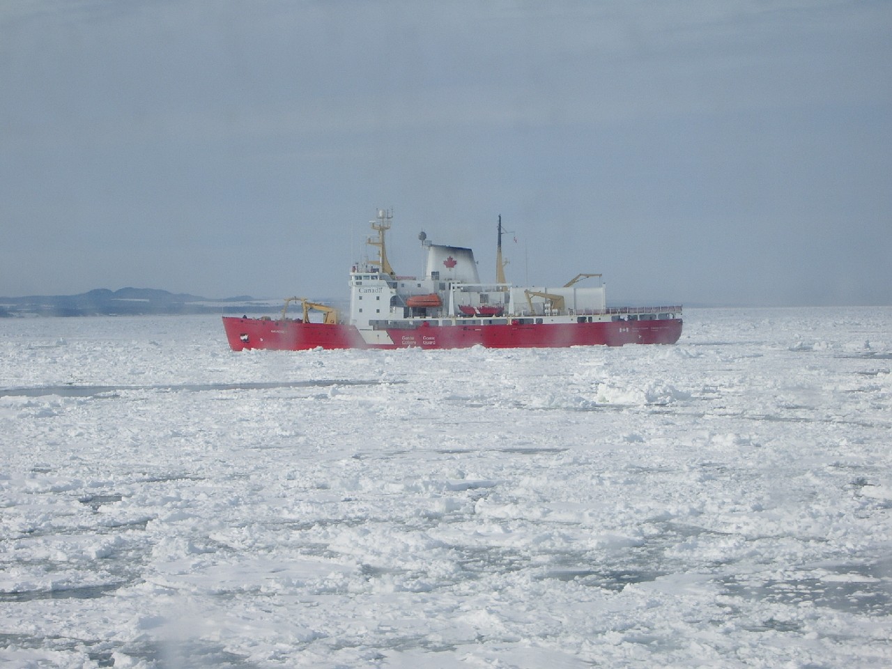 Fonds d'cran Bateaux Marine Marchande Garde cote dans les glaces du St Laurent