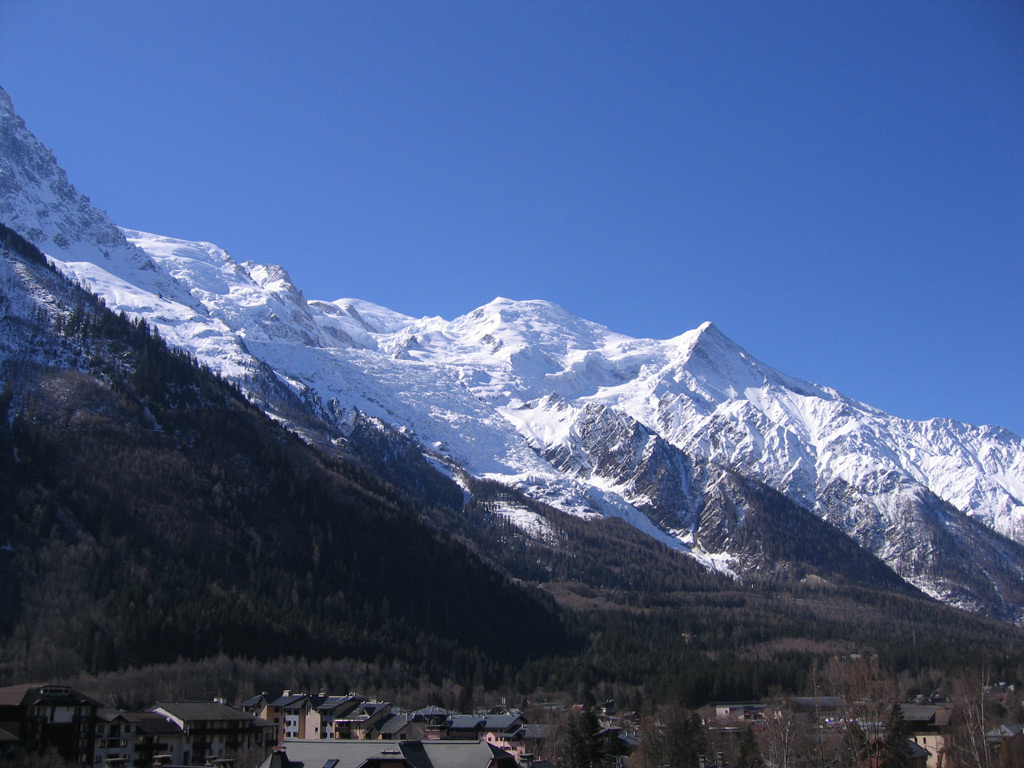 Fonds d'cran Nature Montagnes Le massif du Mont-Blanc depuis Chamonix