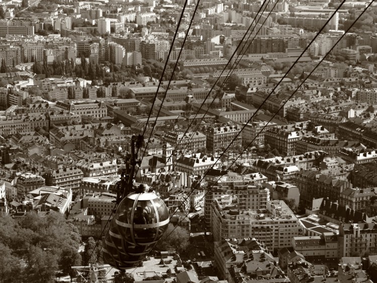 Wallpapers Trips : Europ France - Miscellaneous noir et blanc sur grenoble