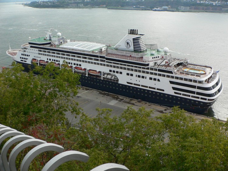 Fonds d'cran Bateaux Paquebots Maasdam Bateau Croisire au Port de Qubec