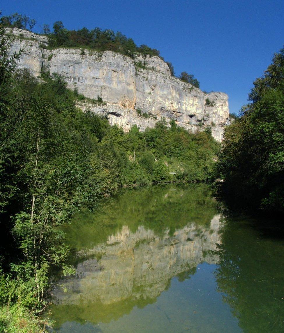 Fonds d'cran Nature Fleuves - Rivires - Torrents Une falaise des gorges du Dessoubre (Doubs)