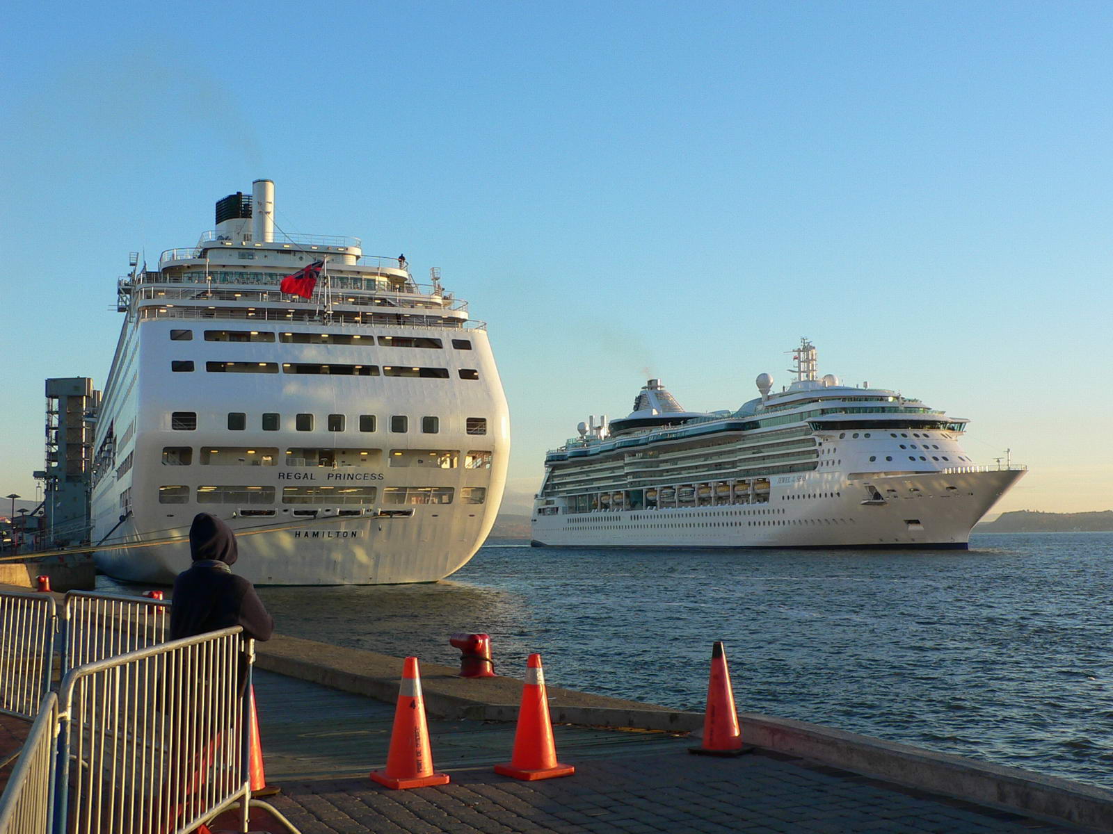 Fonds d'cran Bateaux Paquebots Regal Princess et Jewel of the Seas  Qubec