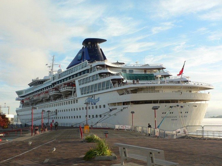 Fonds d'cran Bateaux Paquebots Norwegian Crown bateau de Croisire,Qc