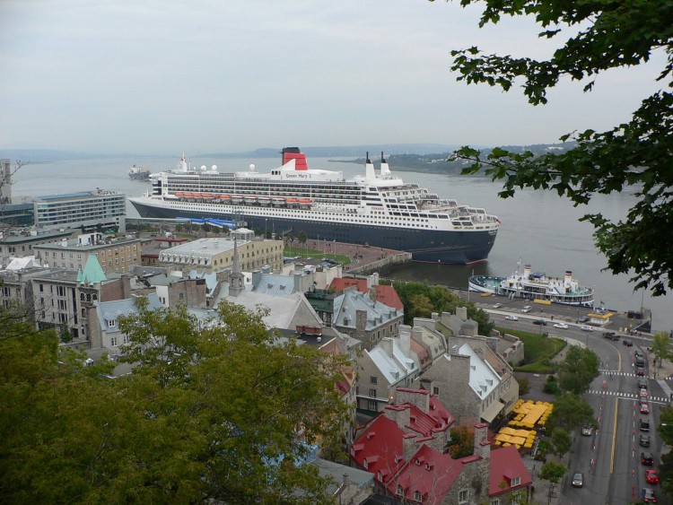 Fonds d'cran Bateaux Paquebots Queen Mary 2 au Port Croisire de Qubec