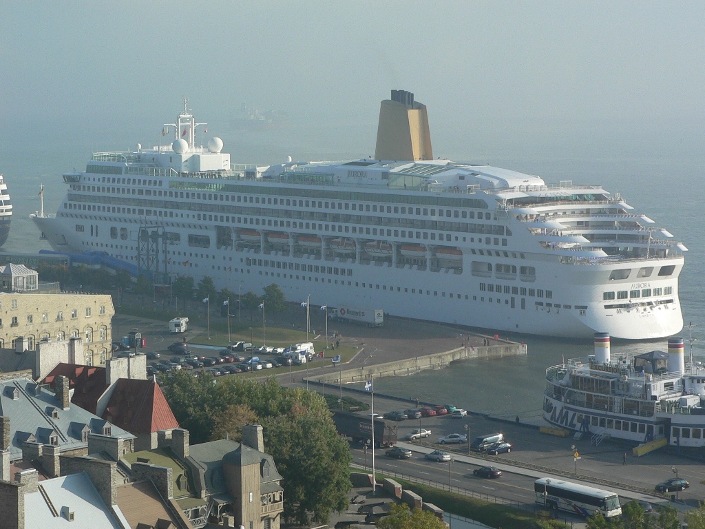 Fonds d'cran Bateaux Paquebots Bateau Croisire Aurora au Port de Qubec