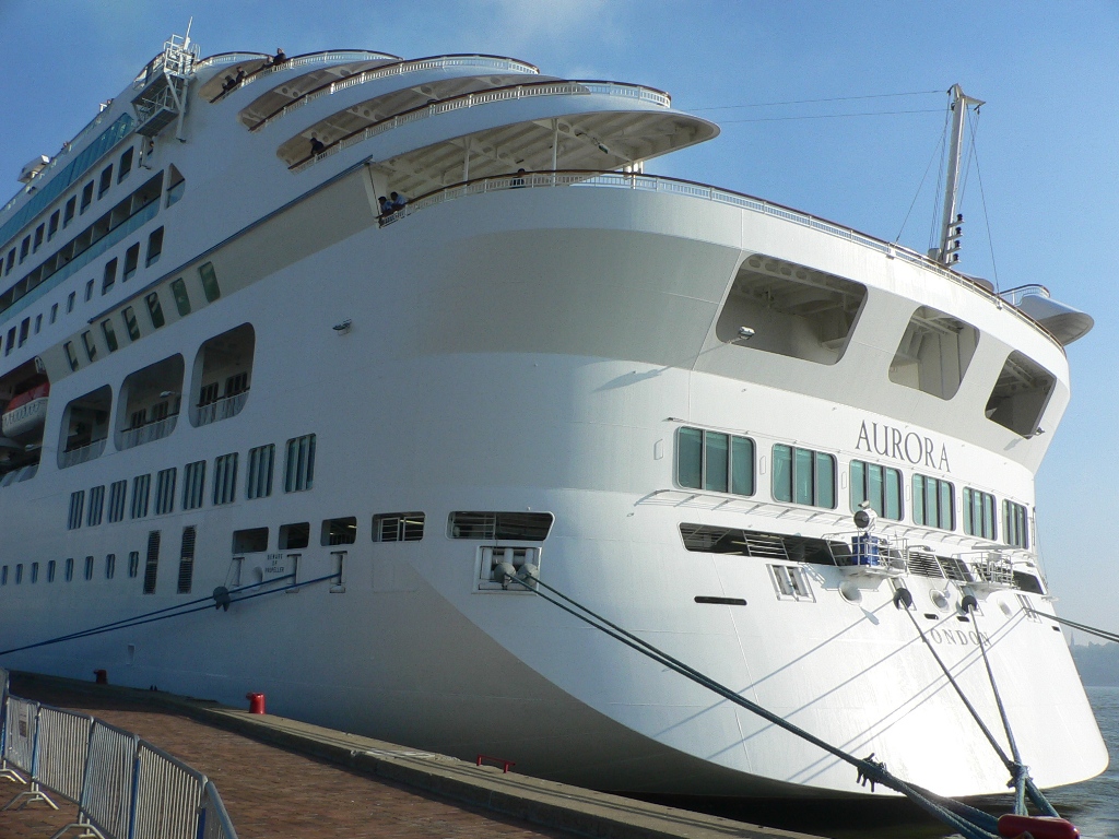 Fonds d'cran Bateaux Paquebots Aurora vue de ct et d'arrire  Qubec