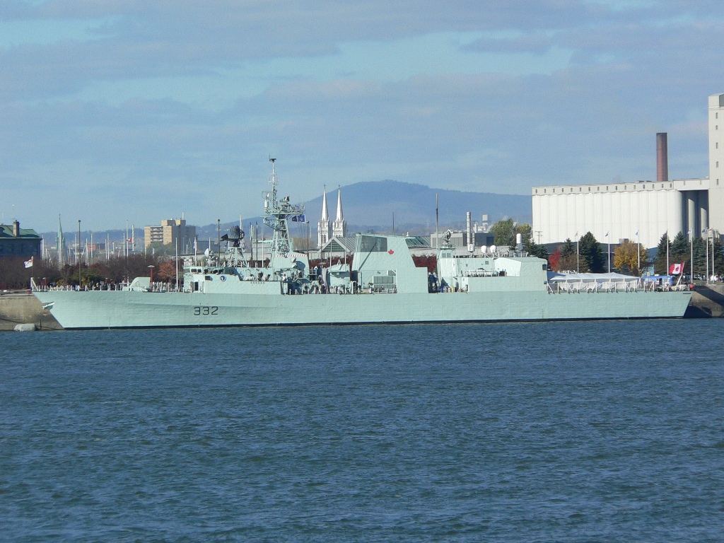 Fonds d'cran Bateaux Btiments de Guerre Bateau Militaire au Port de Qubec