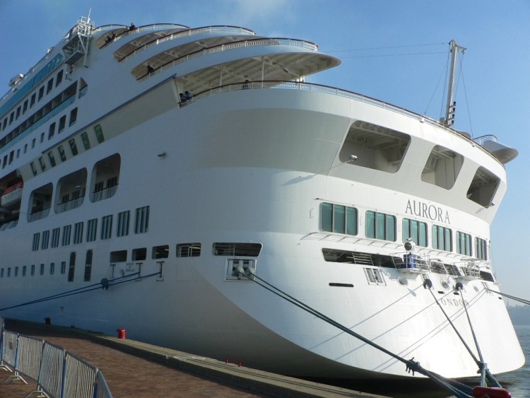 Fonds d'cran Bateaux Paquebots Aurora vue de ct et d'arrire  Qubec