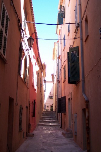 Fonds d'cran Voyages : Europe France > Provence-Alpes-Cte d'Azur St Tropez- petite ruelle