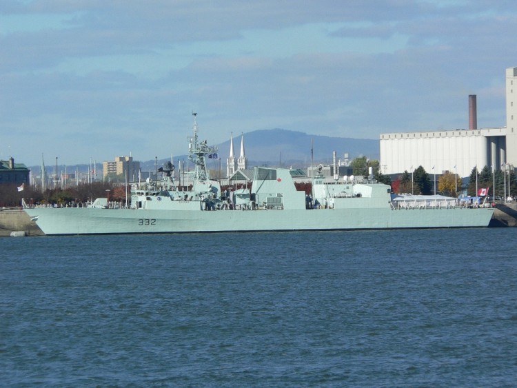 Fonds d'cran Bateaux Btiments de Guerre Bateau Militaire au Port de Qubec