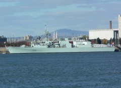 Fonds d'cran Bateaux Bateau Militaire au Port de Qubec