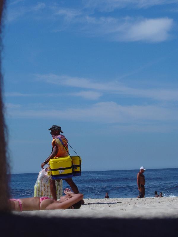 Fonds d'cran Voyages : Amrique du sud Brsil Anonymous Copacabana Beachs Drinks Seller