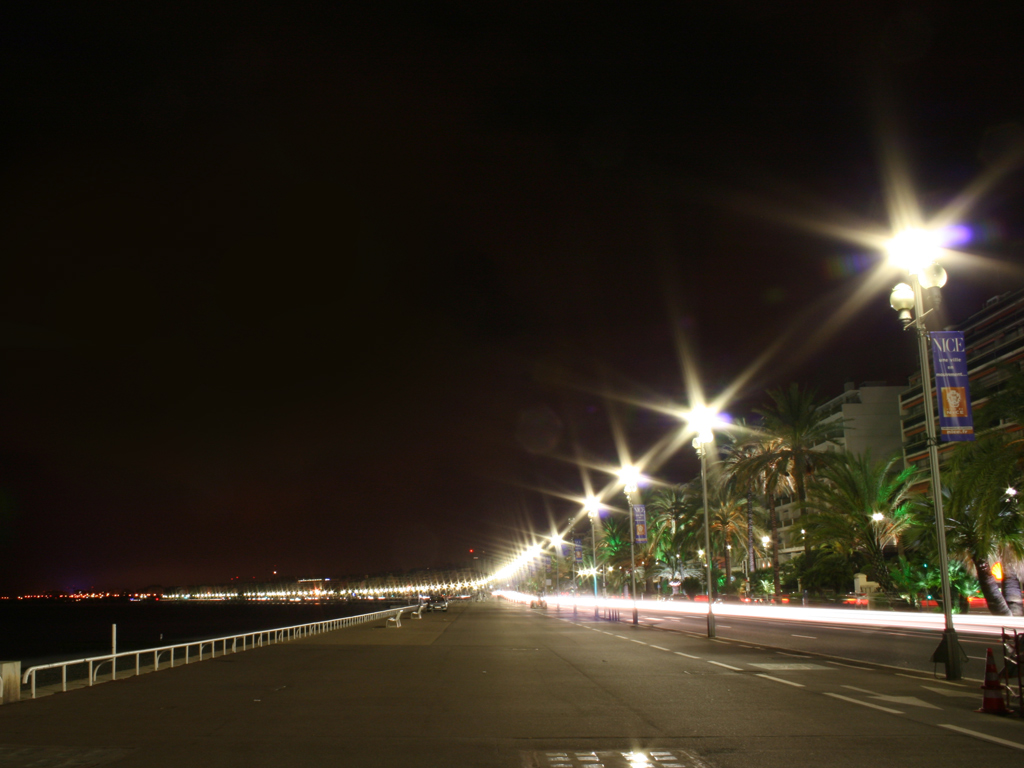 Fonds d'cran Voyages : Europe France > Provence-Alpes-Cte d'Azur Nice- promenade des anglais la nuit