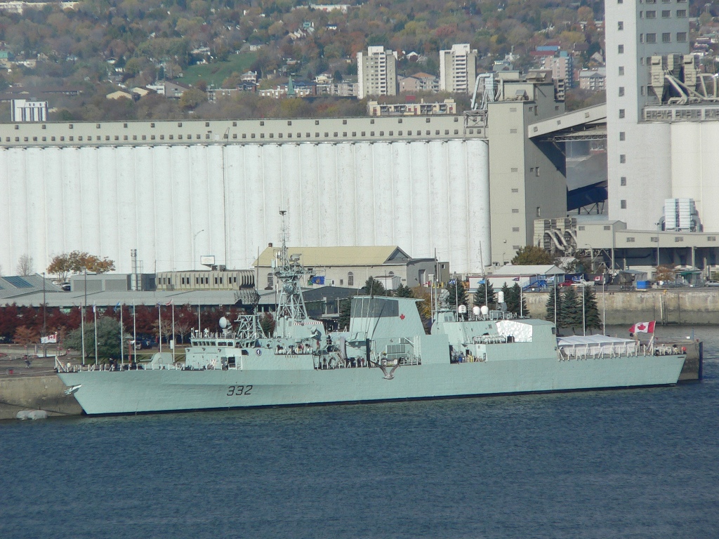 Fonds d'cran Bateaux Btiments de Guerre Bateau Militaire au Port de Qubec