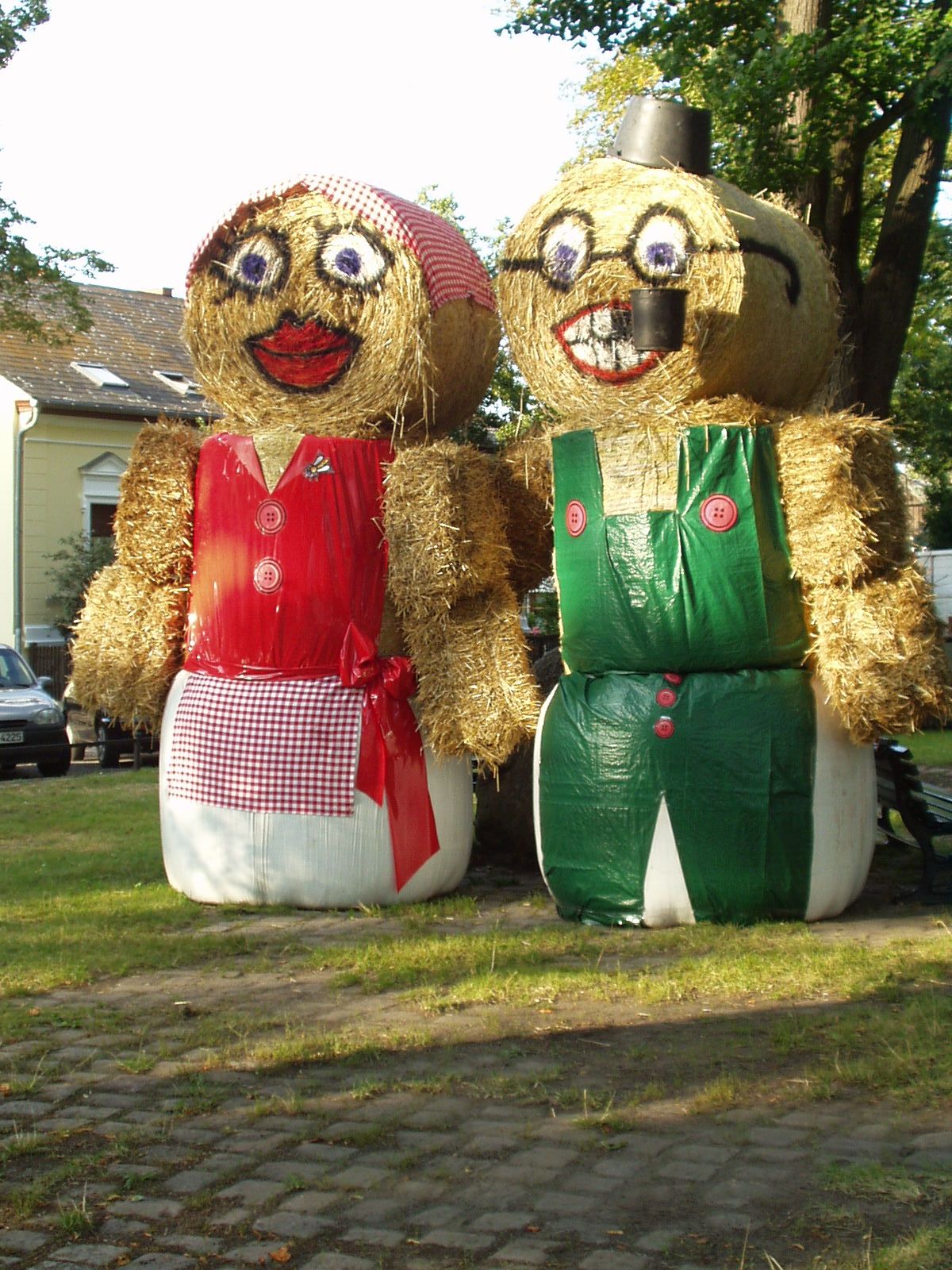 Fonds d'cran Objets Statuettes - Sculptures Couple de paille.