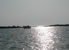 Fonds d'cran Nature Une barque devant un soleil couchant