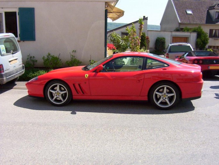 Fonds d'cran Voitures Ferrari Tout ca dans la rue