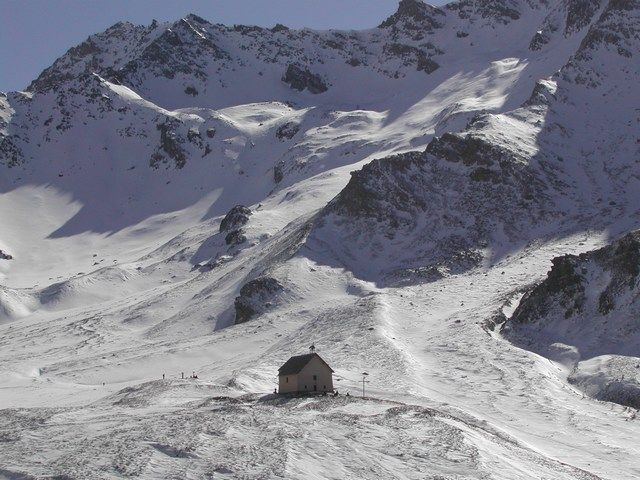 Fonds d'cran Nature Montagnes Chapelle en pleine montagne