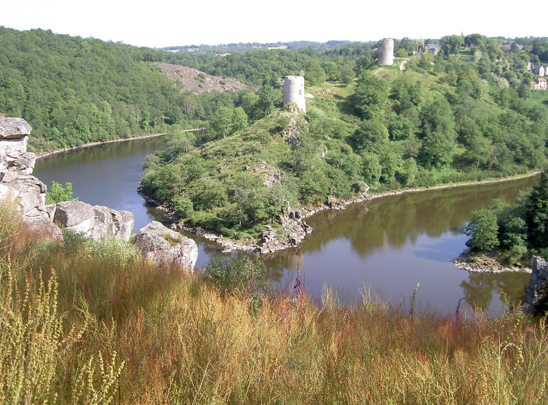 Fonds d'cran Voyages : Europe France > Limousin Ruines de Crozant