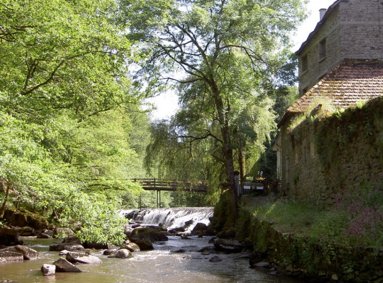 Fonds d'cran Voyages : Europe France > Limousin un ancien moulin sur la sedelle