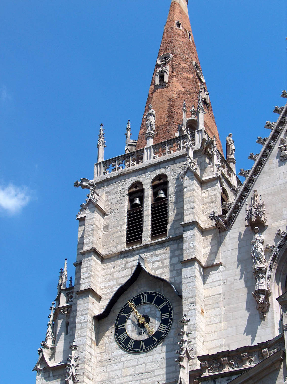 Fonds d'cran Voyages : Europe France > Rhne-Alpes Lyon- L\'horloge de l\'glise Saint Nizier sur les quais de Sane.