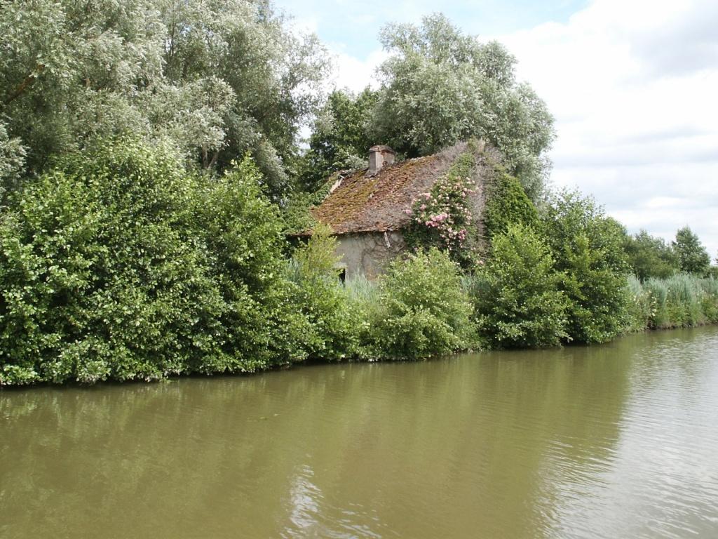 Fonds d'cran Nature Paysages Maison abandonne au bord du canal du Centre,  Rully en Cte d'Or