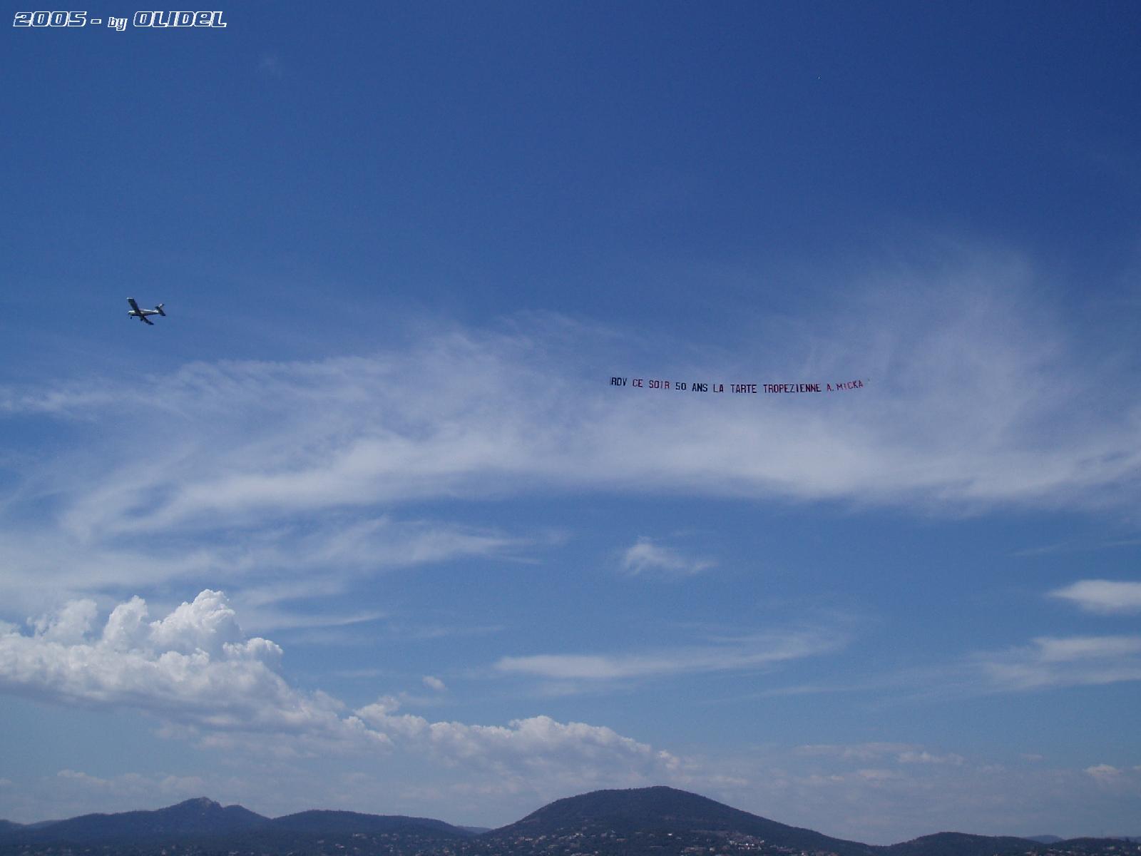 Fonds d'cran Nature Ciel - Nuages Avion survolant st-trop