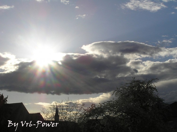 Fonds d'cran Nature Ciel - Nuages Le soleil pointe ses rayons dans un petit village