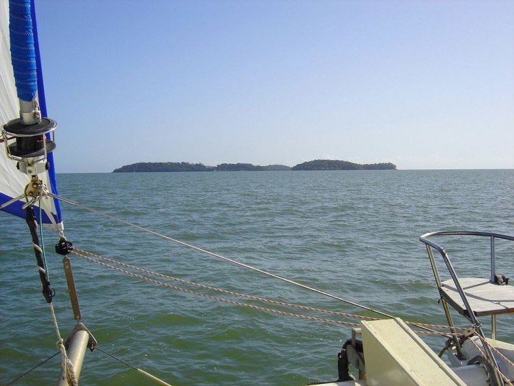 Fonds d'cran Nature Mers - Ocans - Plages Vers les les du Salut (guayne - 07/2005)