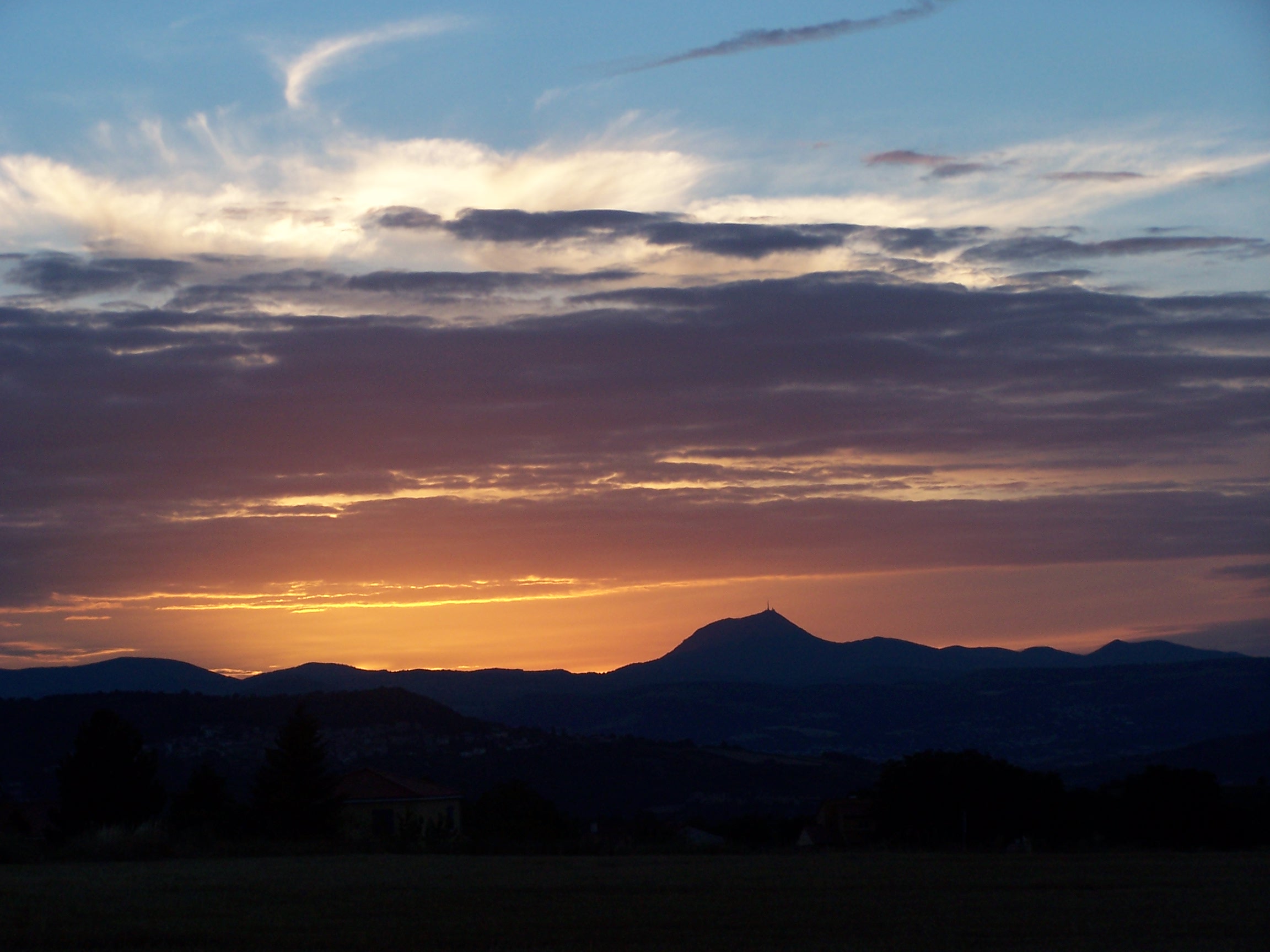 Fonds d'cran Nature Couchers et levers de Soleil Couch de soleil sur le Puy de Dome