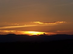 Fonds d'cran Nature Couch de soleil sur la chaine des volcans