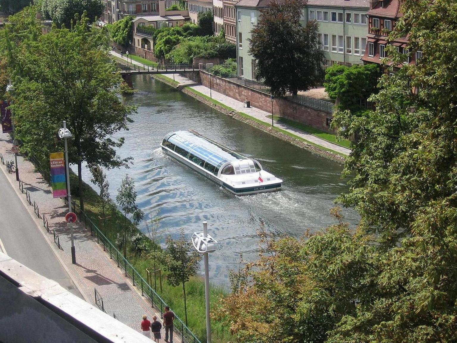 Fonds d'cran Bateaux Bateaux  moteur Bateau-mouche sur l'Ill  Strasbourg