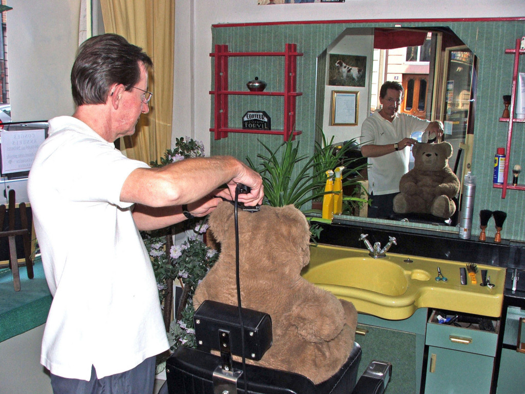 Fonds d'cran Objets Peluches Gros Nounours chez son coiffeur...