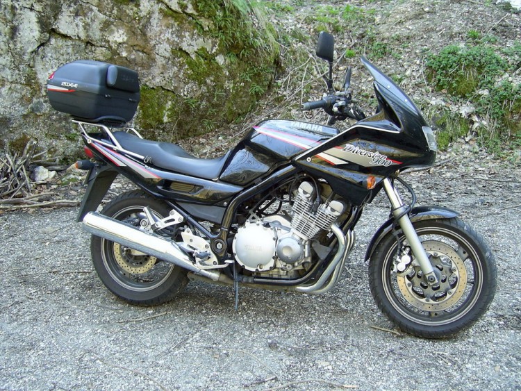 Fonds d'cran Motos Yamaha 900 Diversion