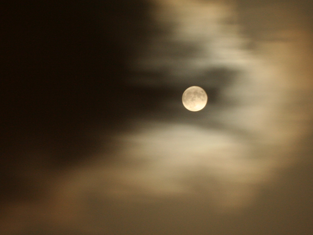 Fonds d'cran Espace Lune lune dans nuages