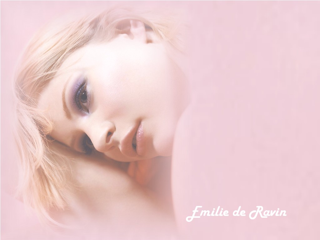 Fonds d'cran Clbrits Femme Emilie de Ravin 