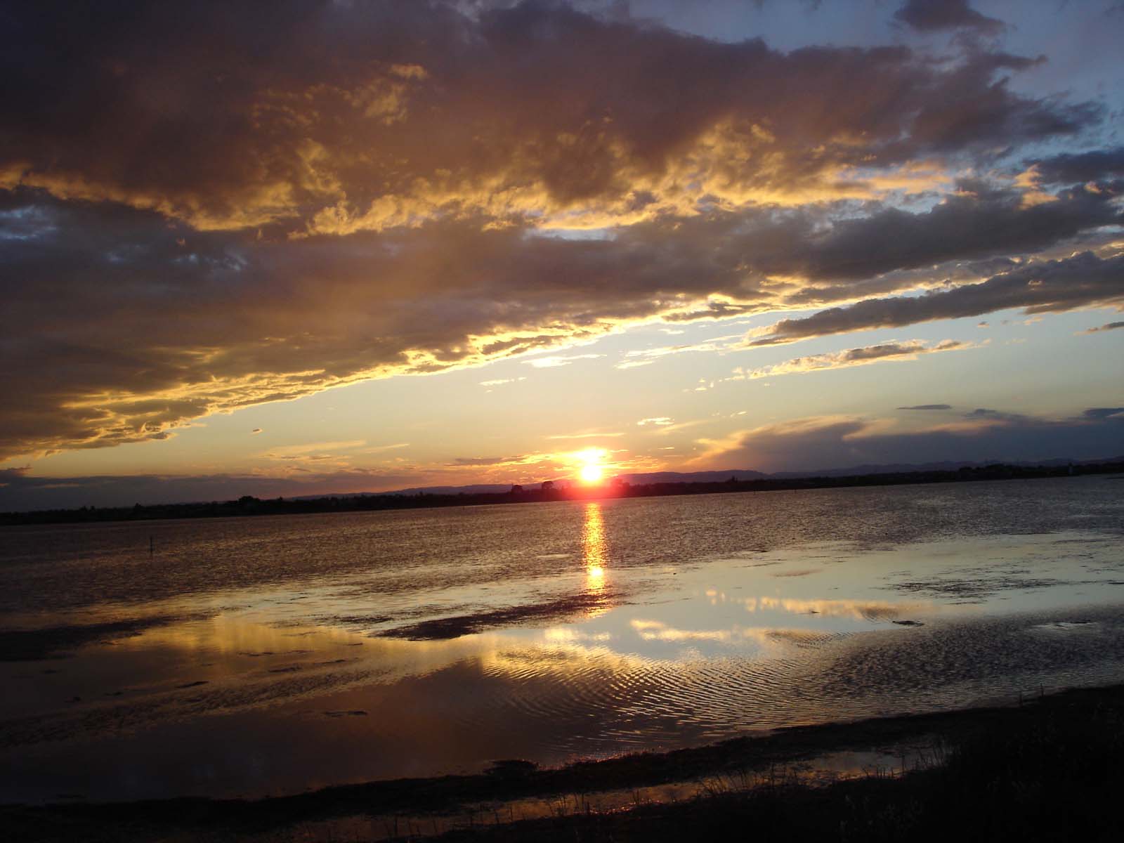 Fonds d'cran Nature Couchers et levers de Soleil l etang de thau dans l herault prise a maldormir(lol)!!