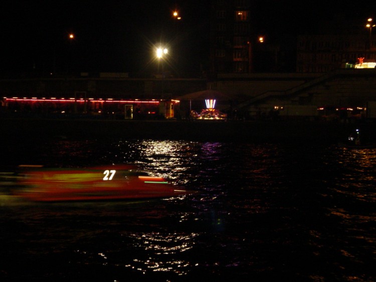 Fonds d'cran Objets Lumires le numero 26 au 24 heures motonautiques de rouen a 6 h 45 du mat!!