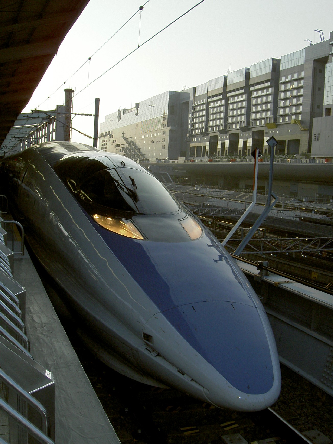 Fonds d'cran Transports divers Trains Train rapide dans la gare de Kyoto