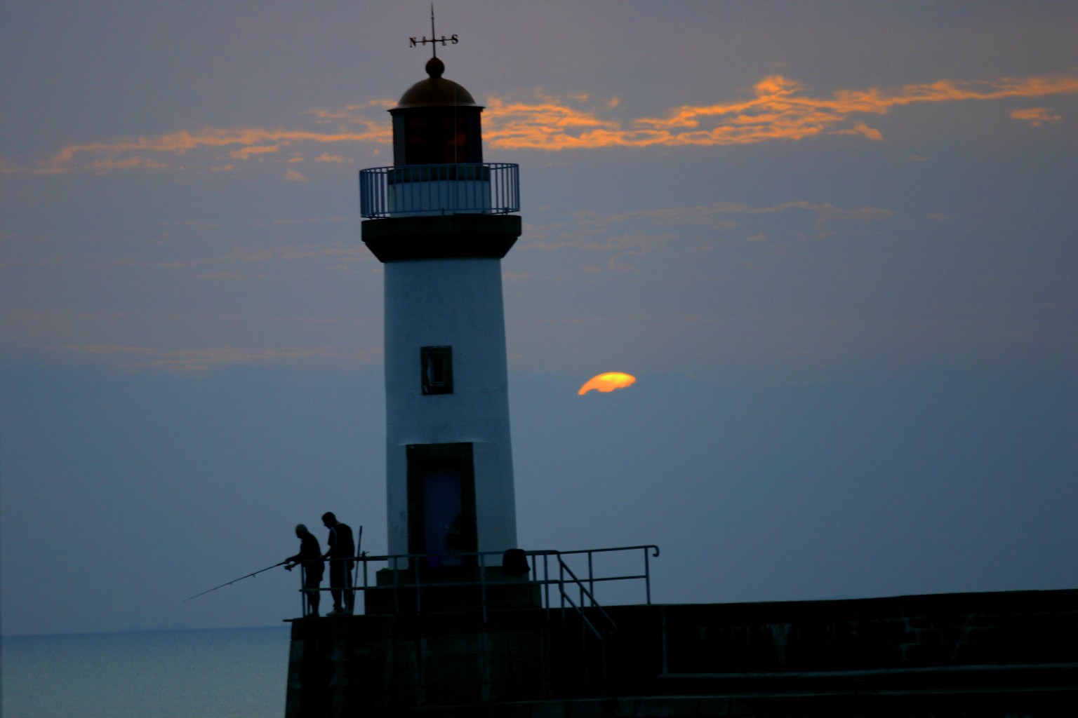 Wallpapers Constructions and architecture Lighthouses Port du Palais (Belle-Ile)  l'aube