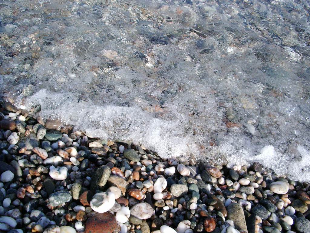 Fonds d'cran Nature Mers - Ocans - Plages Vague sur galet