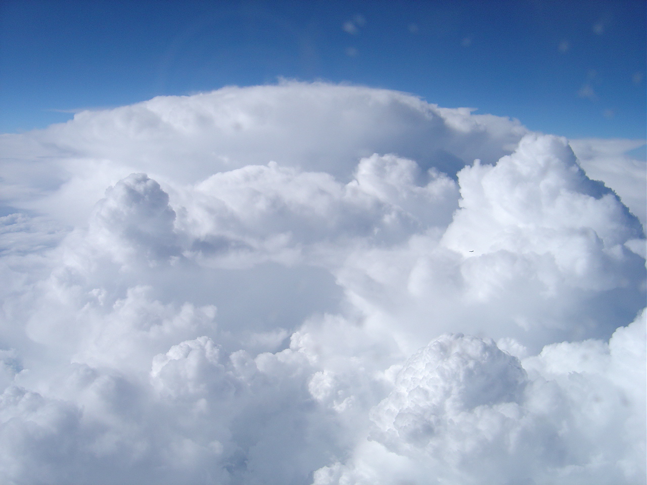 Fonds d'cran Nature Ciel - Nuages Escort par un (petit!!) avion ds les nuages