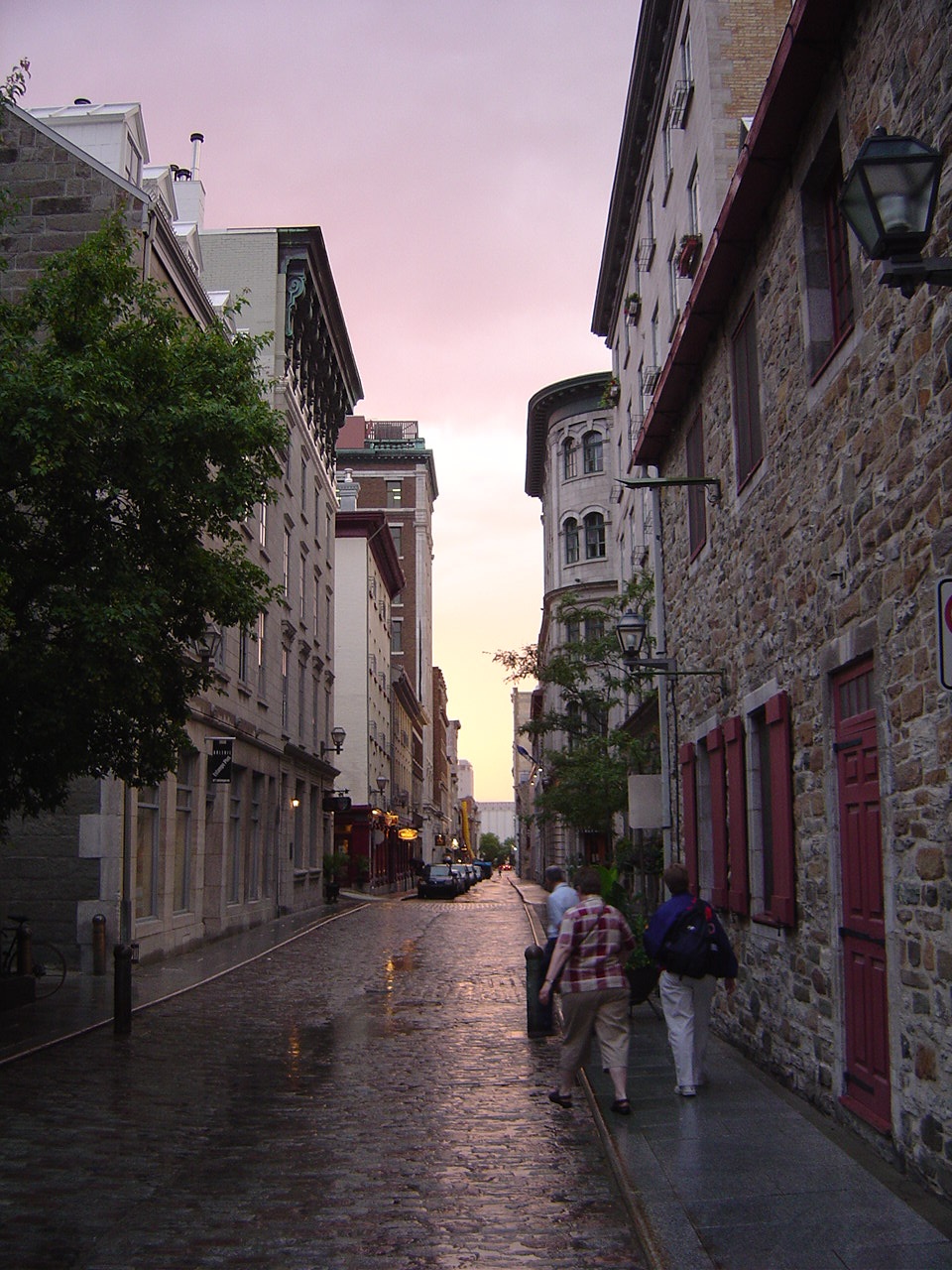 Wallpapers Trips : North America Canada > Quebec Reflet du ciel sur une rue de qubec