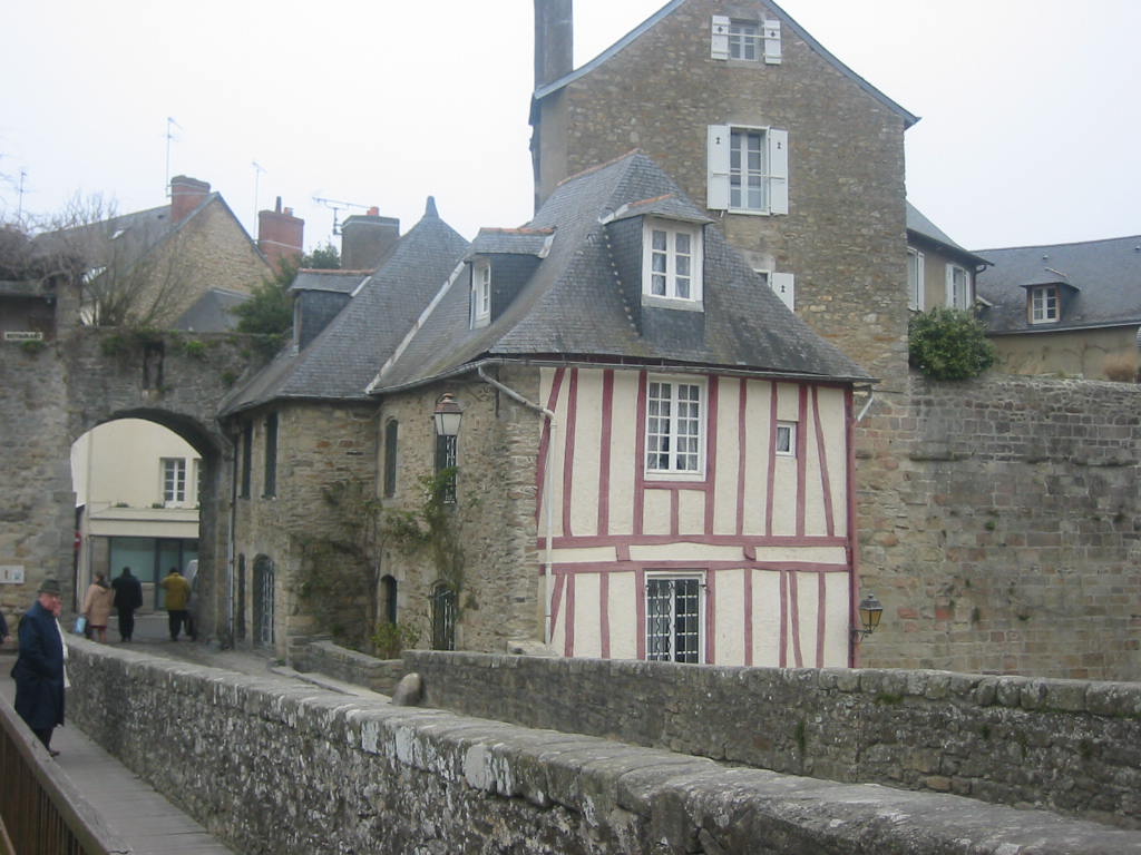 Fonds d'cran Voyages : Europe France > Bretagne Vannes - Porte dans les remparts.