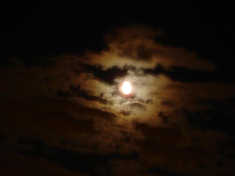 Fonds d'cran Nature Ciel - Nuages Lune Derriere Les Nuages