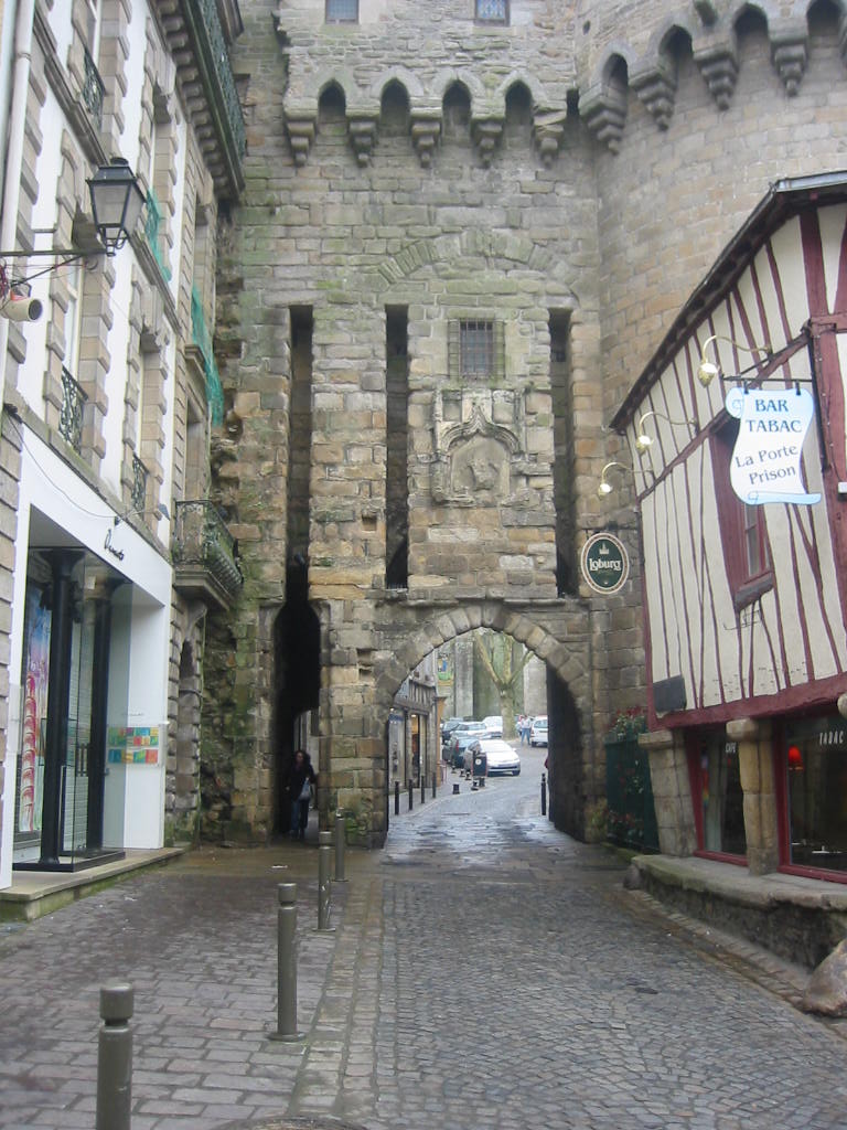 Fonds d'cran Voyages : Europe France > Bretagne Vannes - Porte dans les remparts.