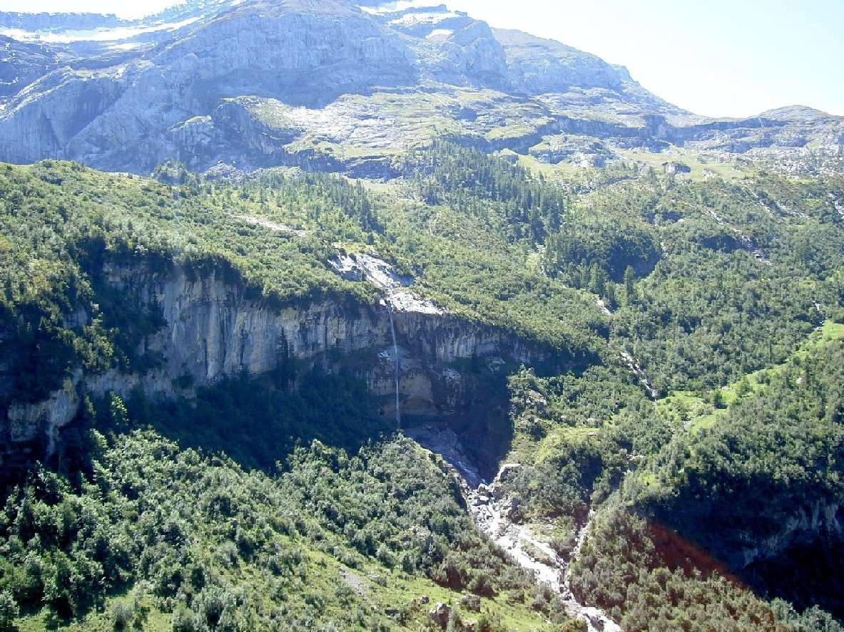 Wallpapers Trips : Europ Switzerland Chute d'eau prs du glacier des Diableret